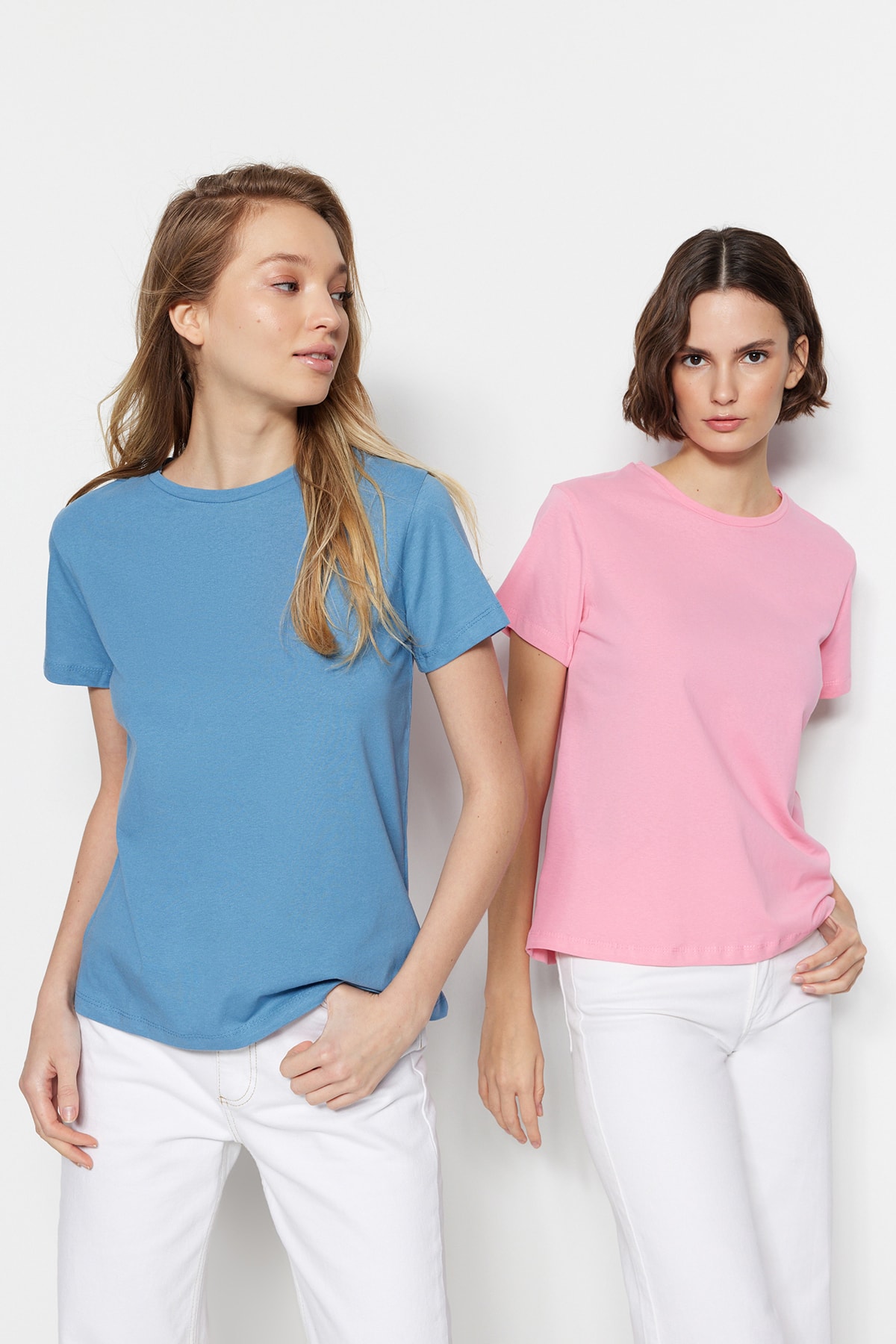Комплект из двух футболок Trendyol с круглым вырезом, индиго / розовый комплект из двух футболок с круглым вырезом из трикотажа с вафельным переплетением 2 года 86 см бежевый