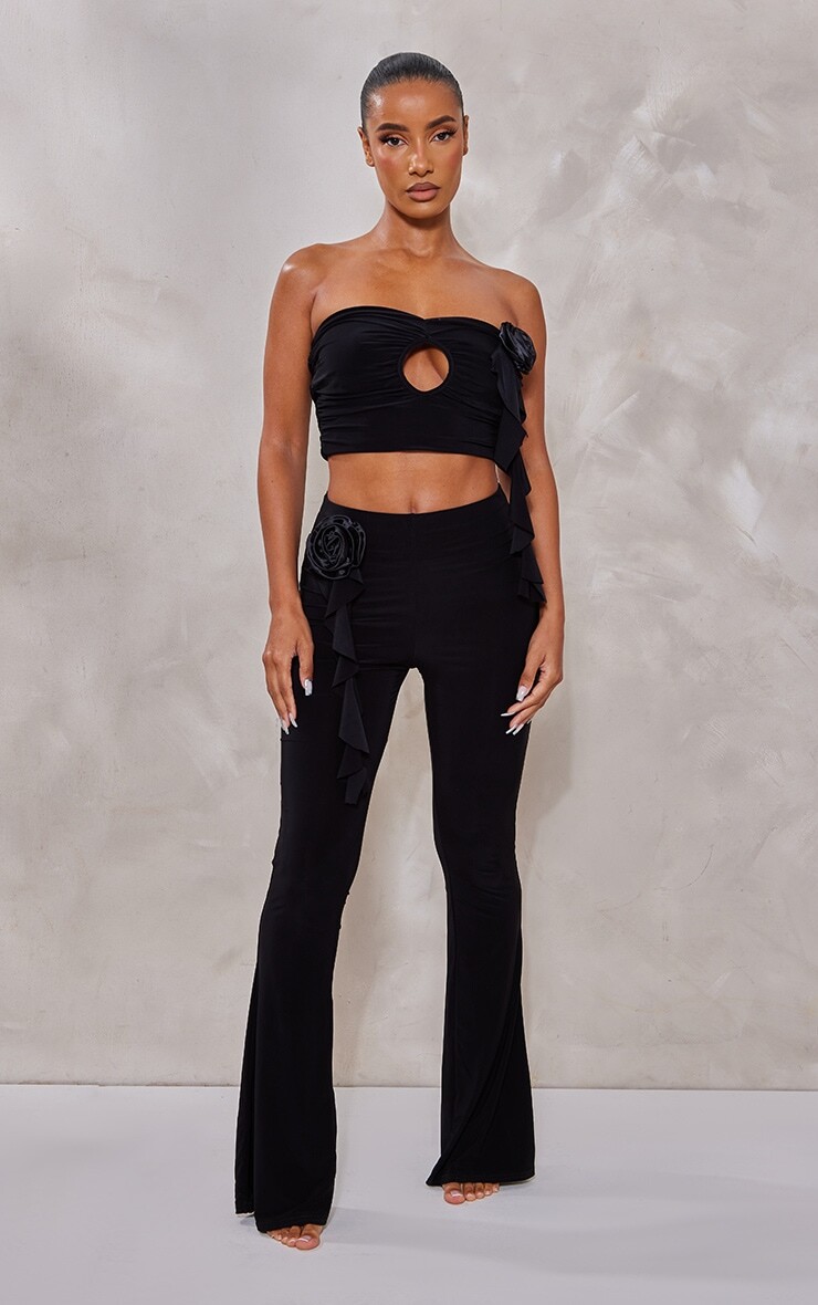 

PrettyLittleThing Обтягивающие расклешенные брюки с аппликацией в виде роз Black Rose