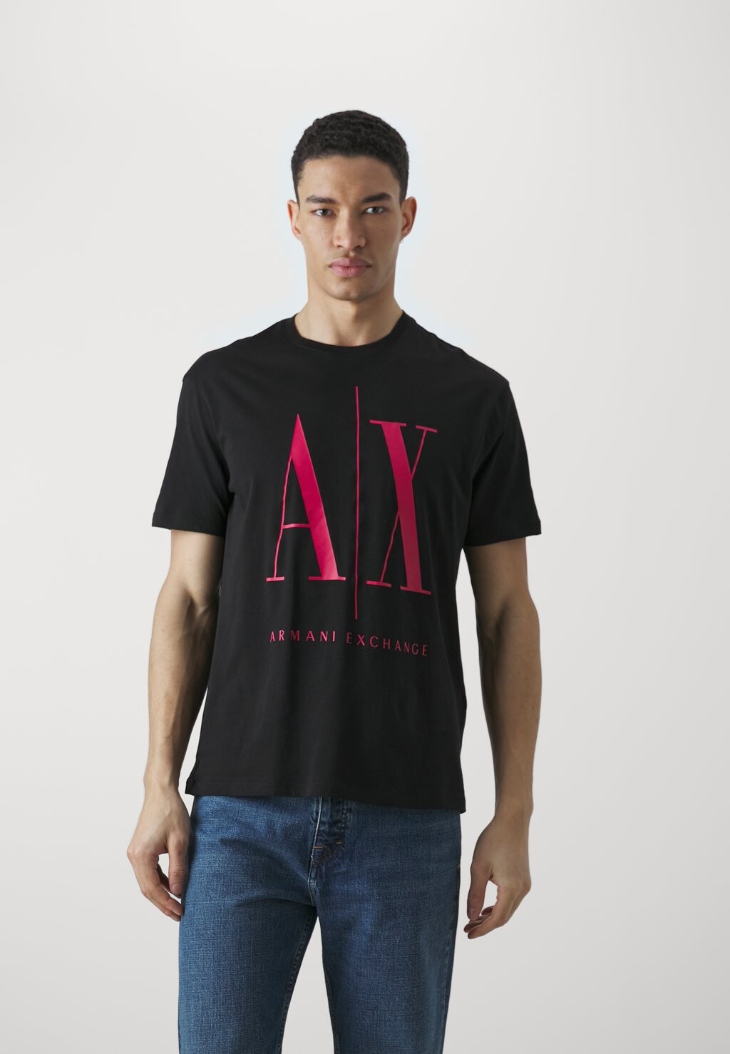 

Футболка с принтом Armani Exchange, цвет black/virtual pink