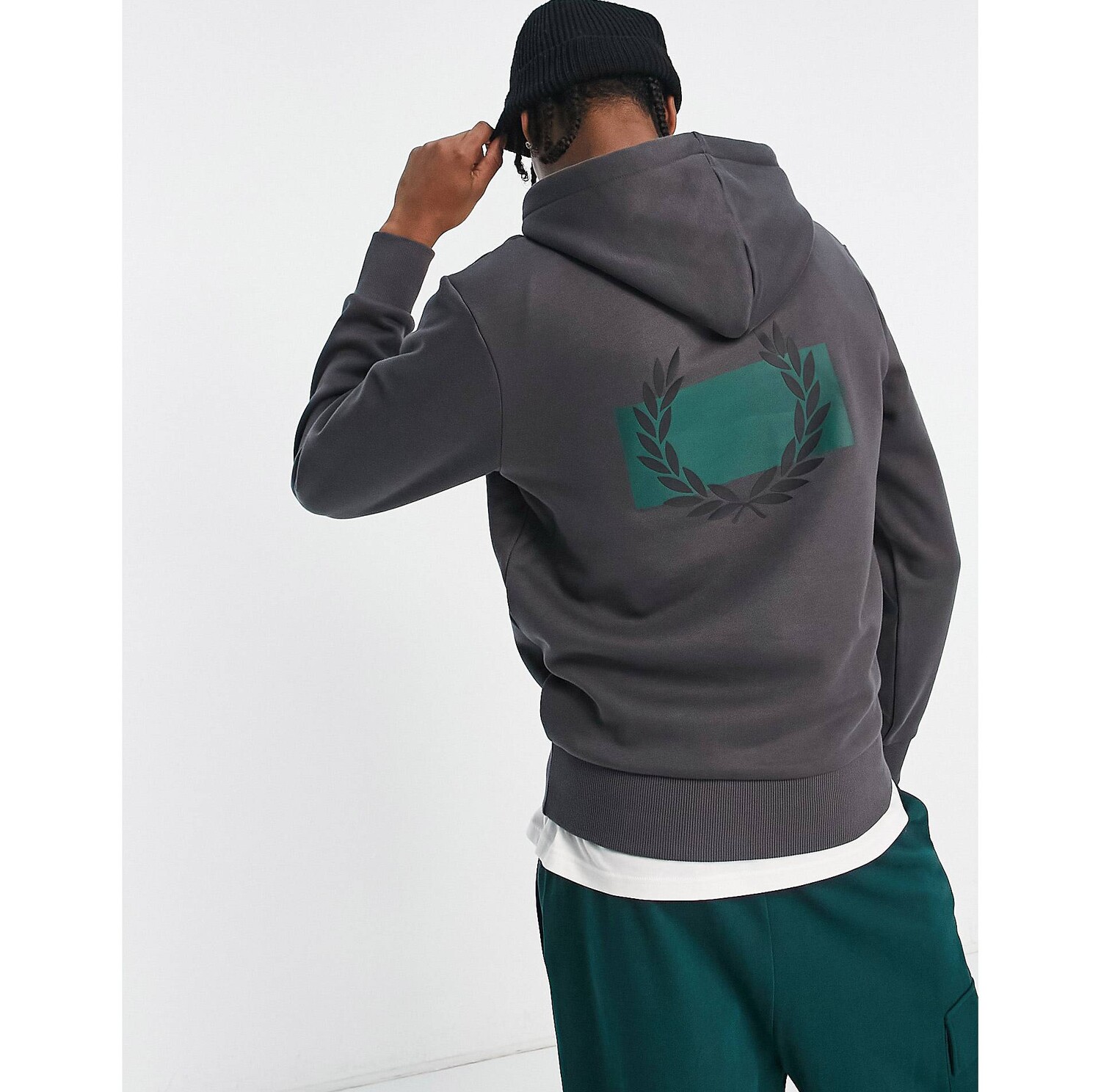

Серый худи с лавровым венком на спине Fred Perry