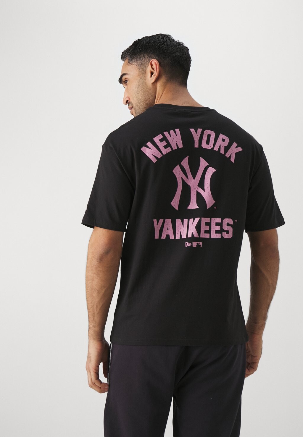 

Team Mlb New York Yankees Wordmark Tee New Era, цвет black/pink