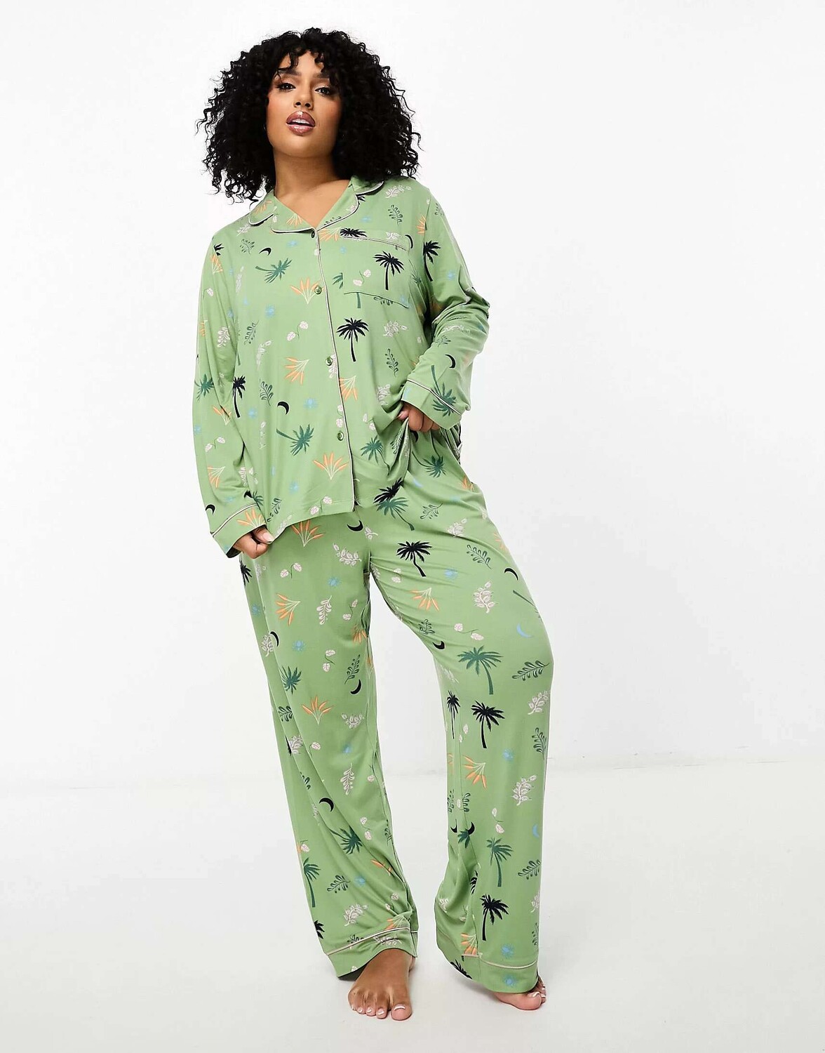 

Пижамный комплект Chelsea Peers x The Wellness Project Plus в цветах мокко и темно-синего цвета