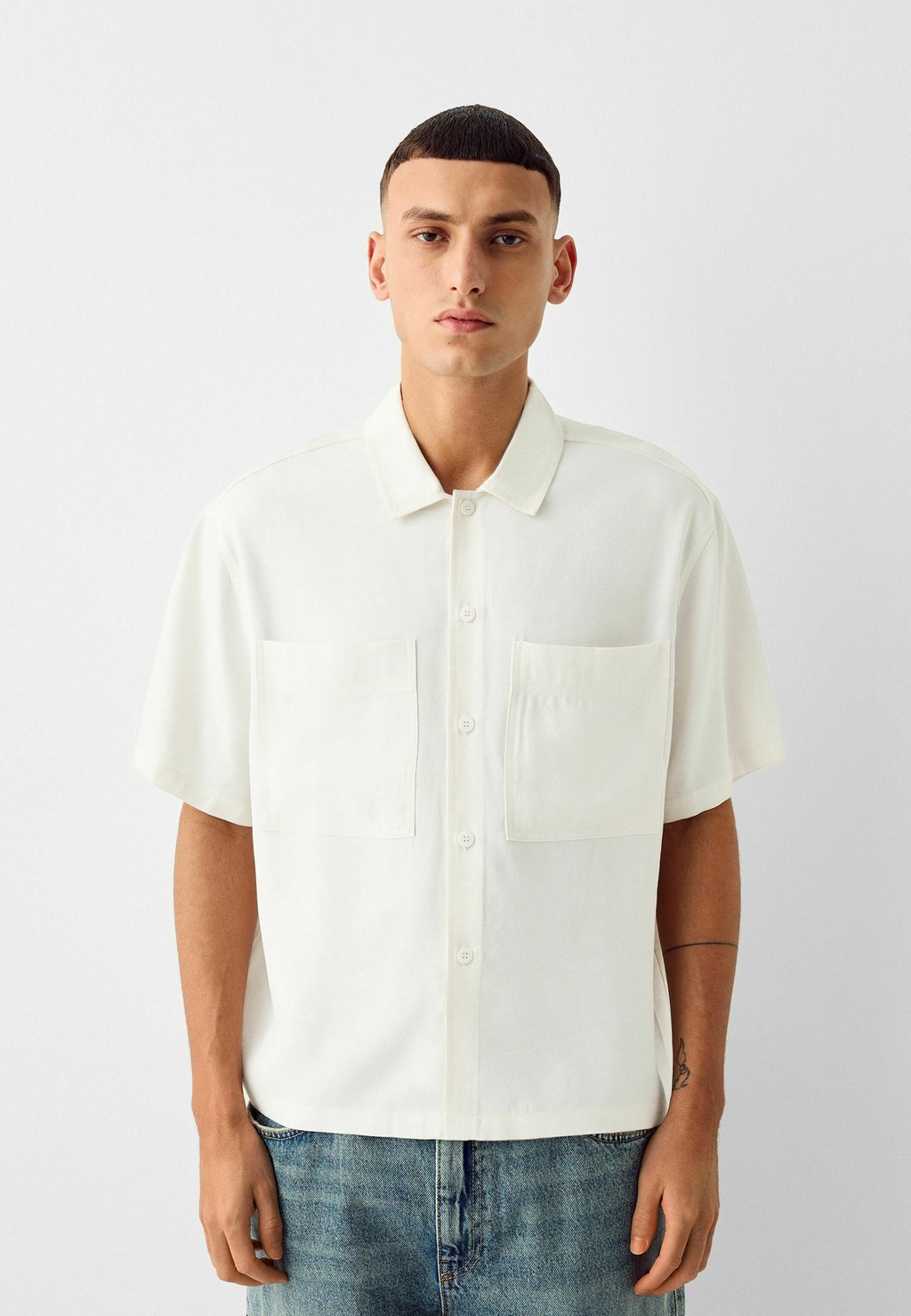 Рубашка Short Sleeve Tailored Boxy Fit Bershka, белый цена и фото