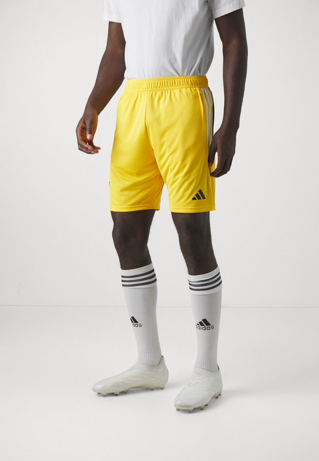 

Команда Juventus Turin Training Adidas, цвет bold gold