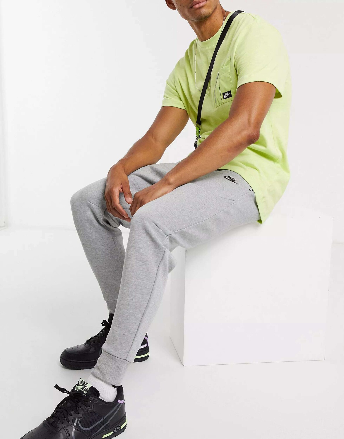 

Серые джоггеры Nike Tech Fleece