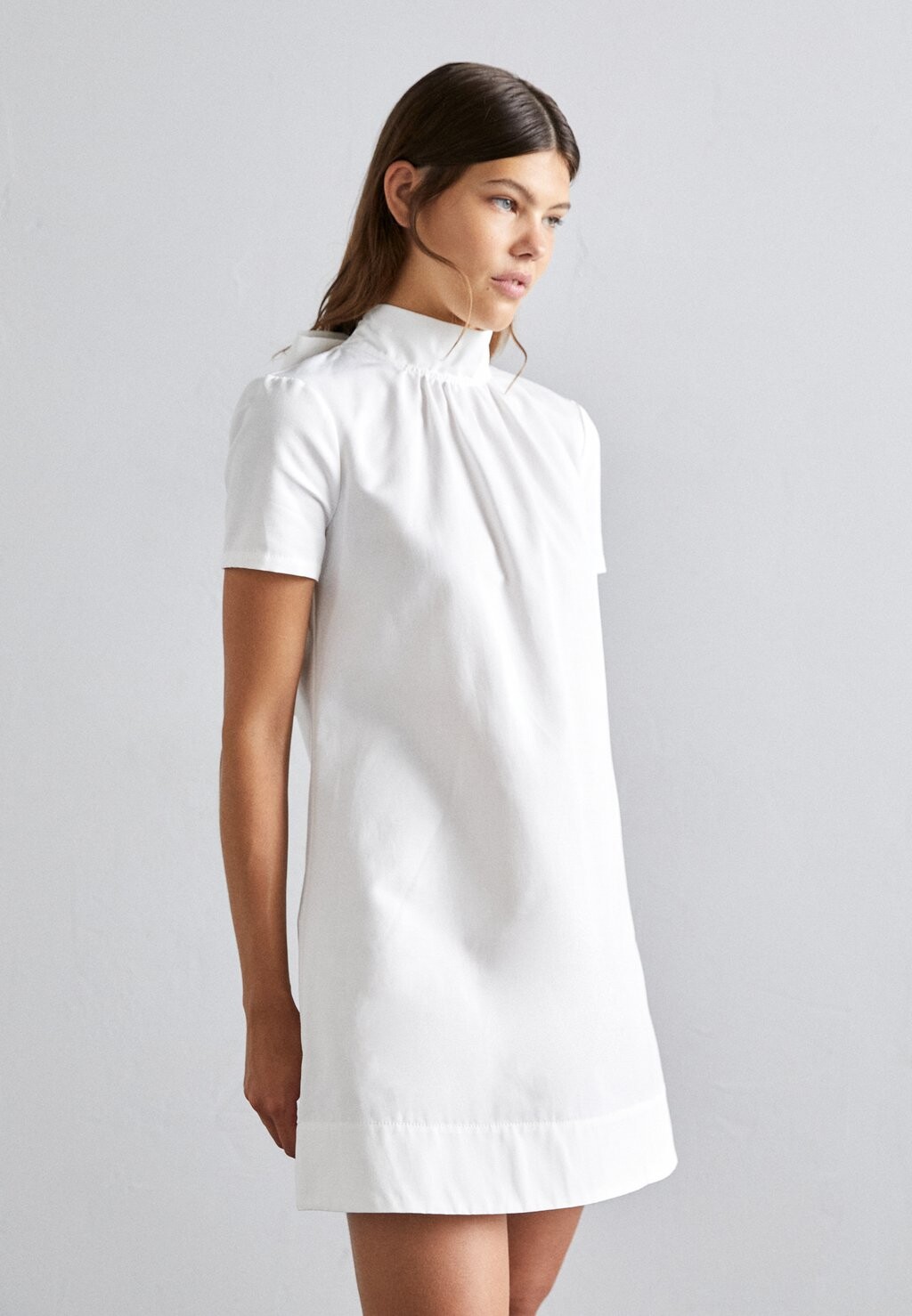 

Элегантное платье Mini Ilana Dress STAUD, белый