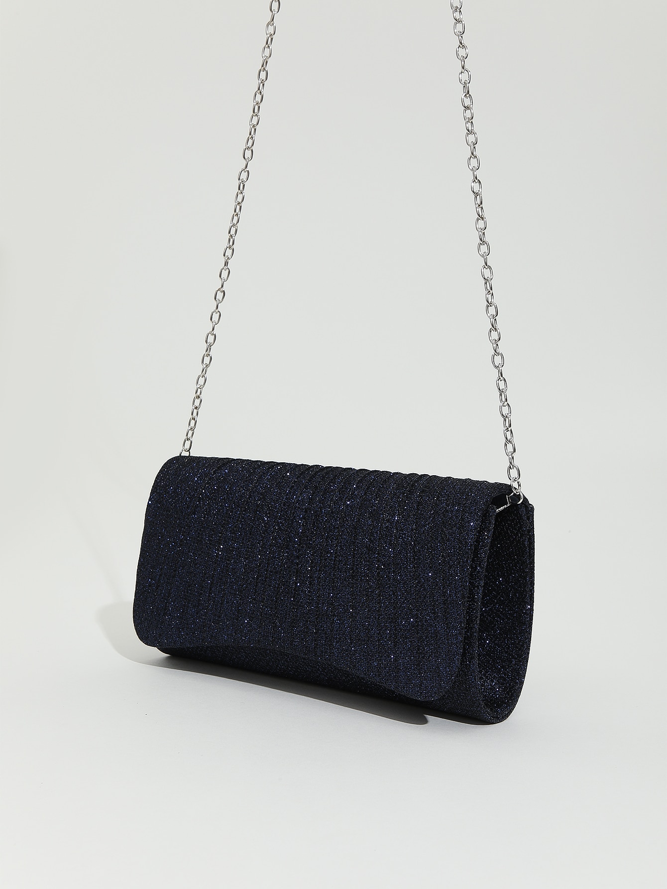 Мини-сумка-конверт с гламурной плиссированной деталью и цепочкой с блестками, темно-синий