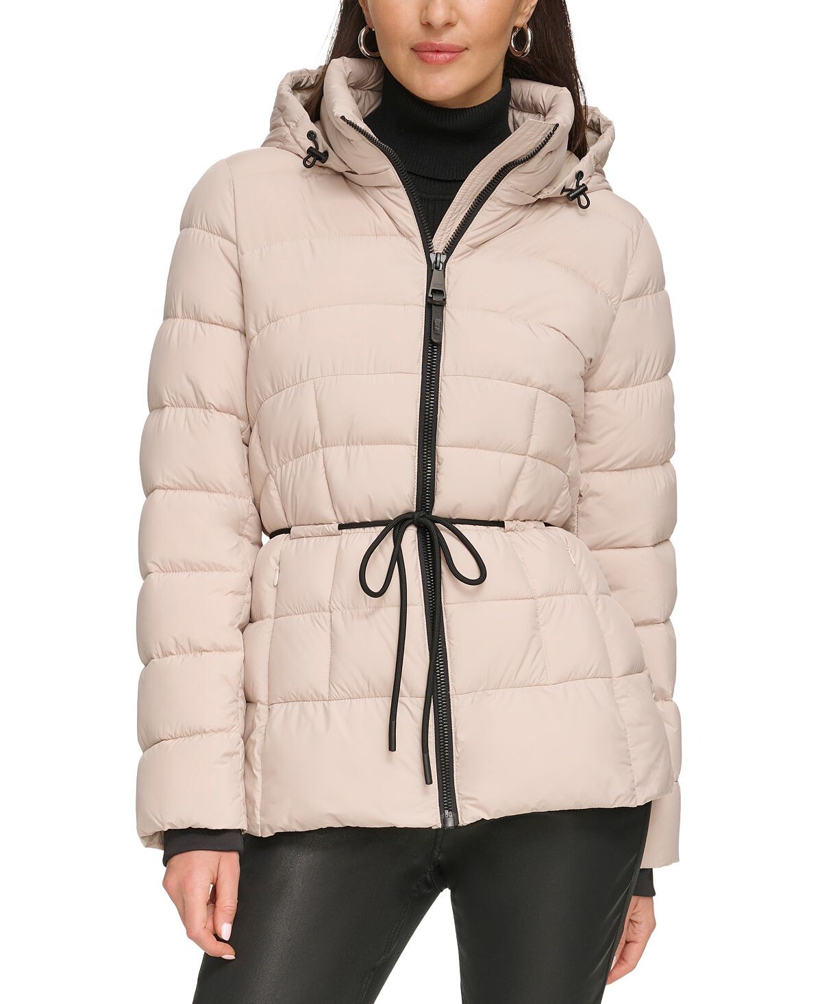 

Женский компактный пуховик с веревочным поясом и капюшоном DKNY
