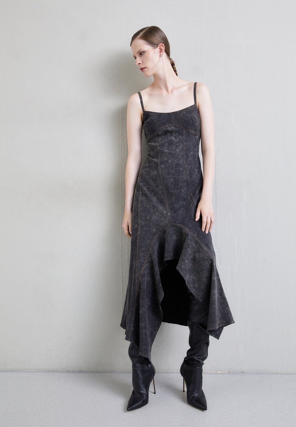 

Элегантное платье Slit Dress Rucffles Details Elleme, цвет washed grey