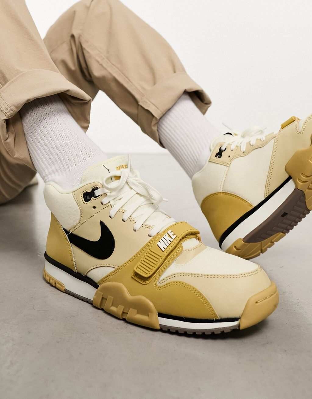 

Золотистые кроссовки Nike Air Flight Mid