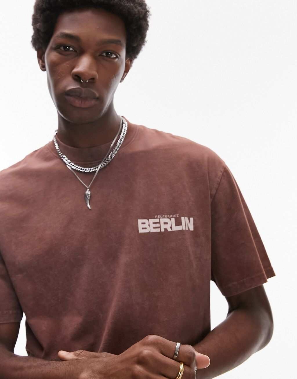 

Темно-коричневая футболка оверсайз Topman с потертым принтом «Берлин», Коричневый