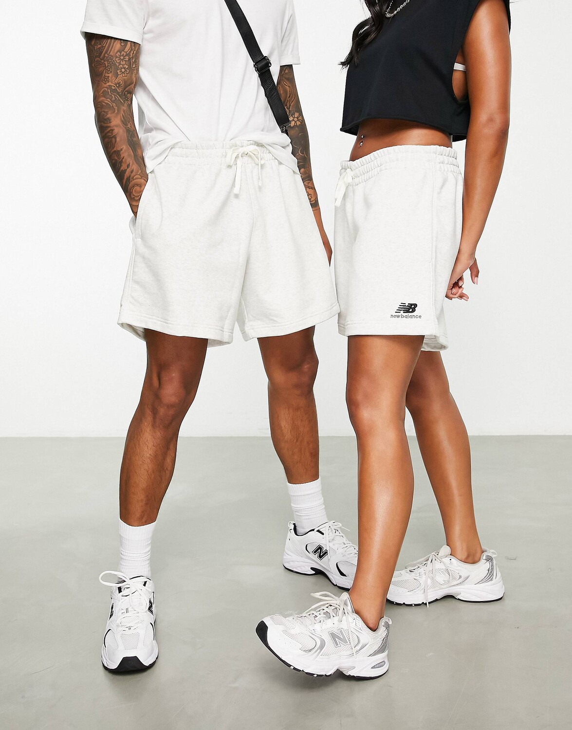 

Серые шорты унисекс с логотипом New Balance