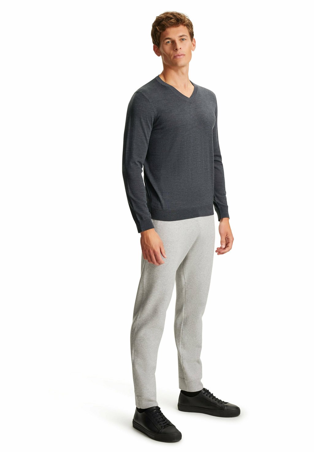 цена Вязаный свитер Basic V-Neck Merino wool FALKE, цвет dark grey