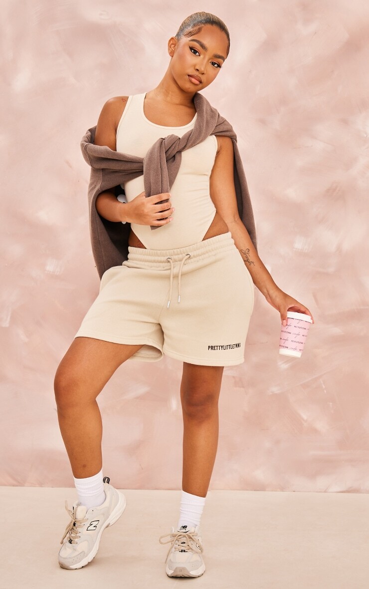 

PrettyLittleThing Petite Oatmeal спортивные шорты с рисунком