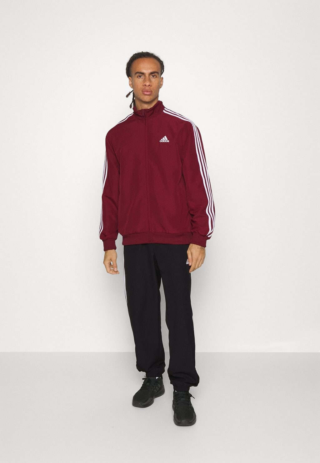 

Спортивный костюм Adidas