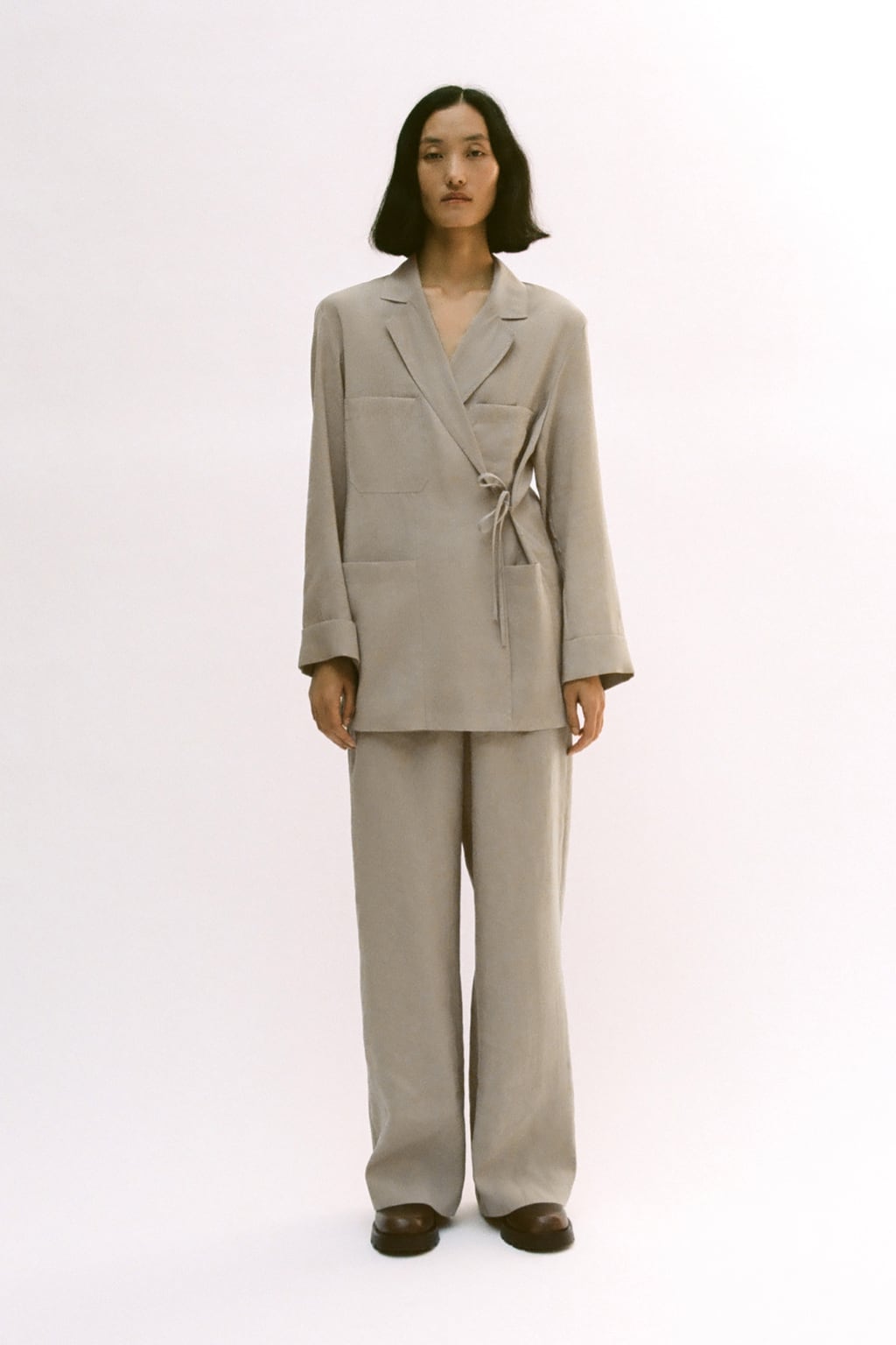 

Двубортный струящийся пиджак в стиле минимализма Zw Collection ZARA