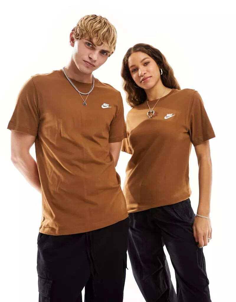 

Светло-коричневая футболка Nike Club