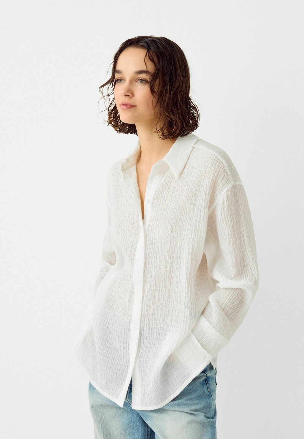 Блузка-рубашка LONG SLEEVE TEXTURED Bershka, цвет white
