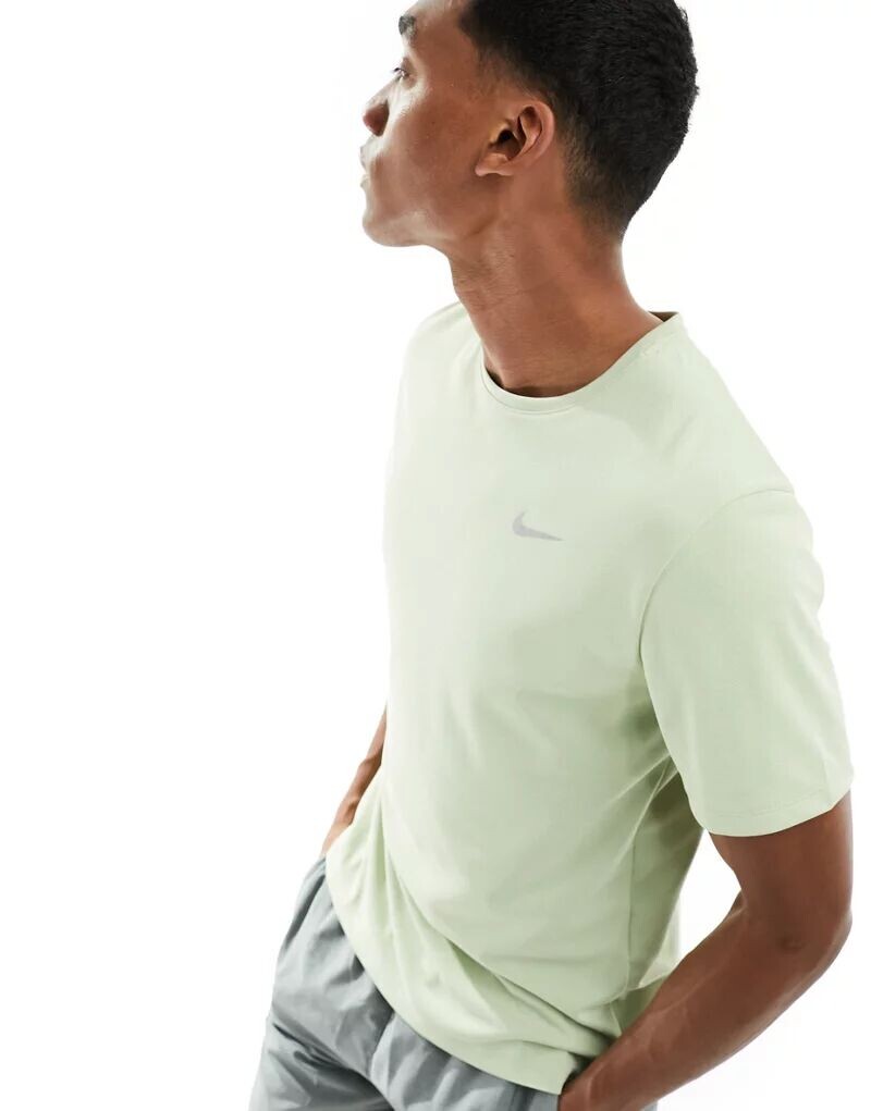 

Светло-зеленая футболка Nike Miler