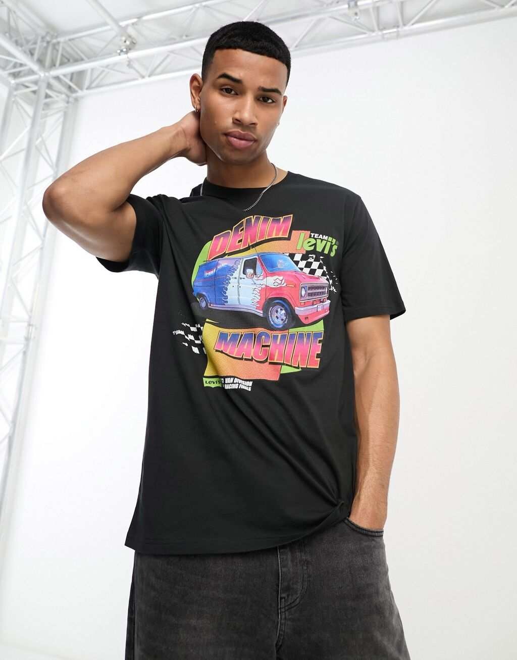 

Эксклюзивная черная футболка Levi's для ASOS с принтом «автомобиль» на груди и спине., Черный