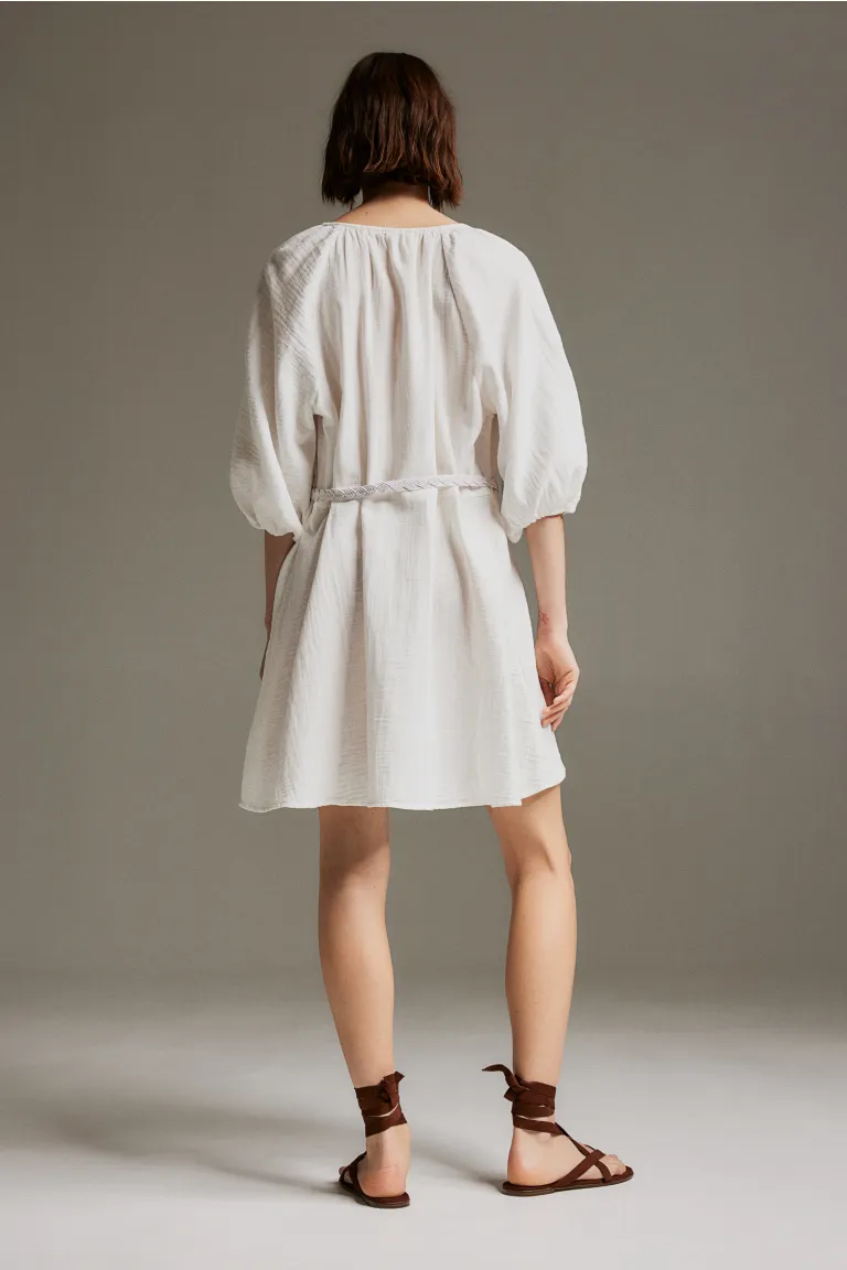 Муслиновое платье с поясом H&M, белый