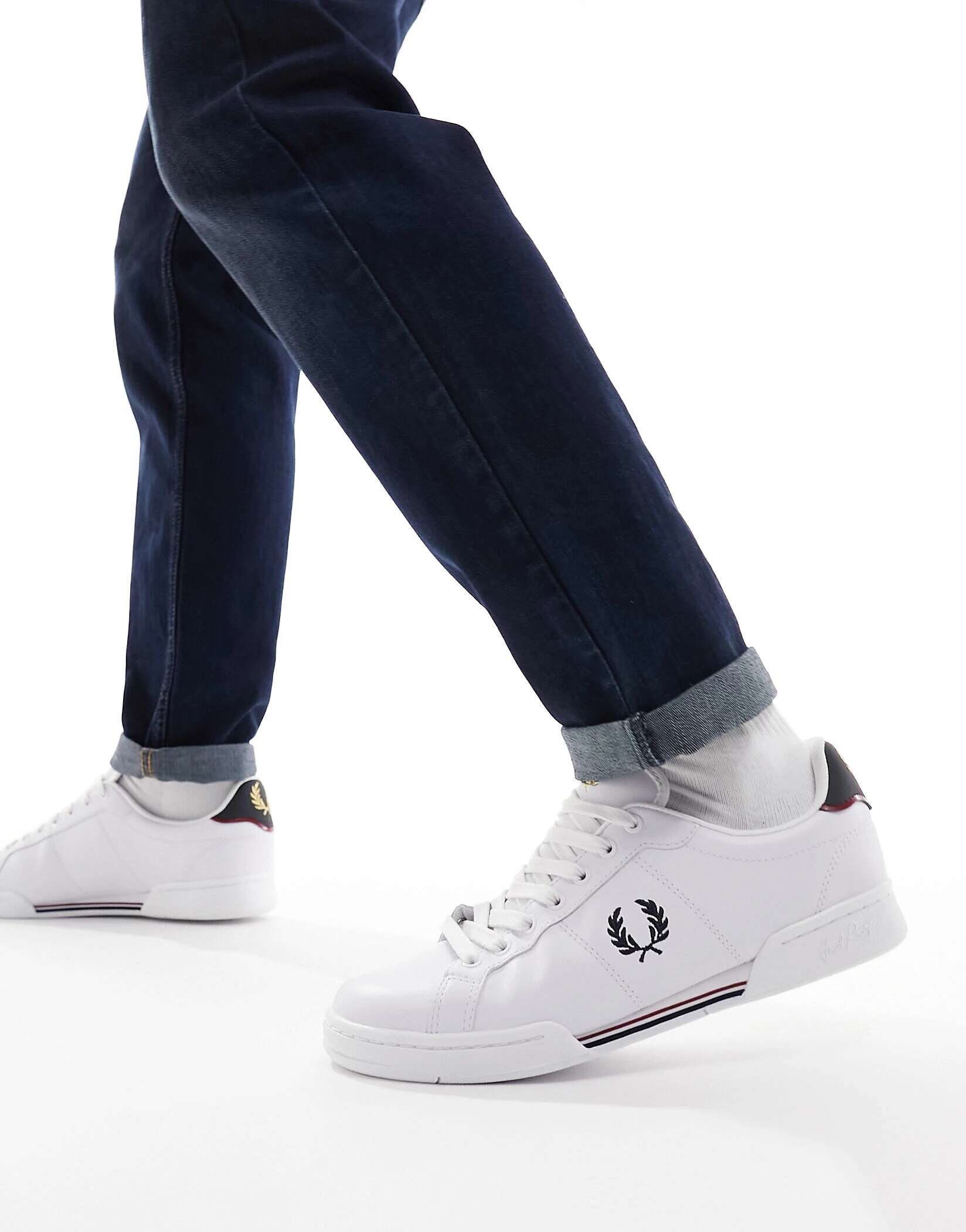 Белые и темно-синие кожаные кроссовки с логотипом Fred Perry