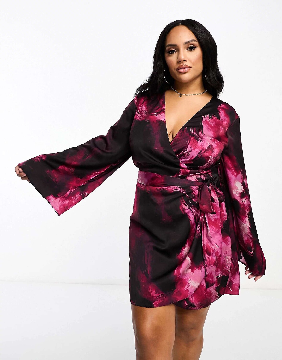 

Эксклюзивное атласное мини-платье с запахом и завязкой на талии ASOS DESIGN Curve с абстрактным принтом