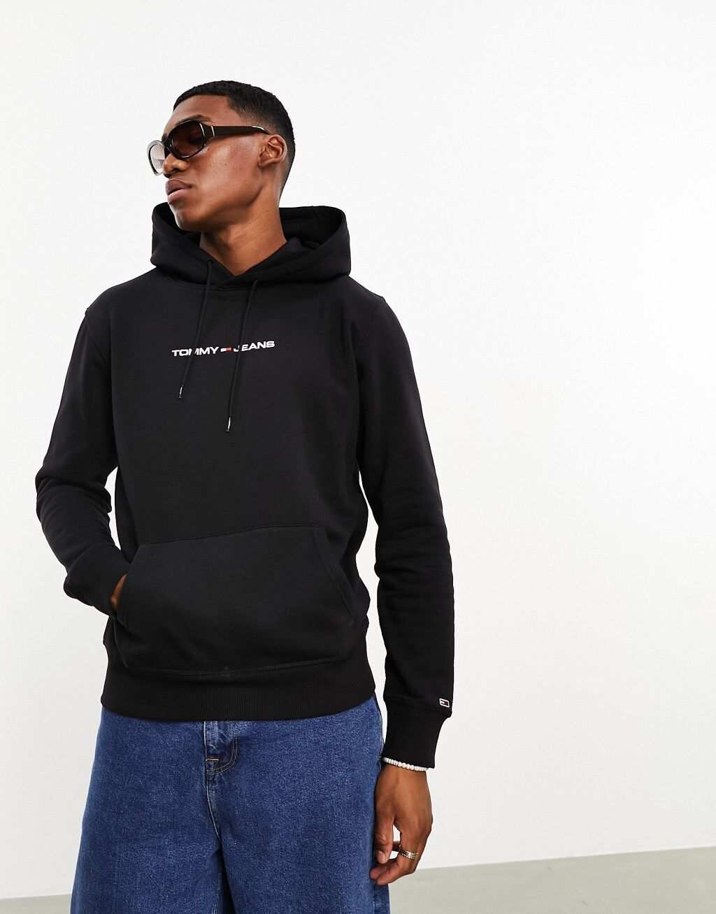 

Черная толстовка с логотипом Tommy Jeans