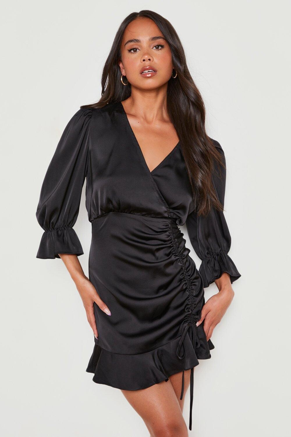

Минишное атласное платье с запахом и со сборками Boohoo, черный