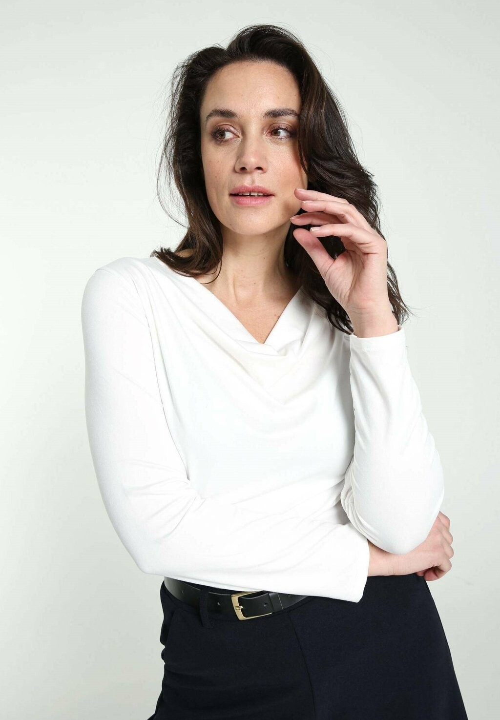

Блузка UNI MIT WASSERFALLAUSSCHNITT Cassis, цвет off white