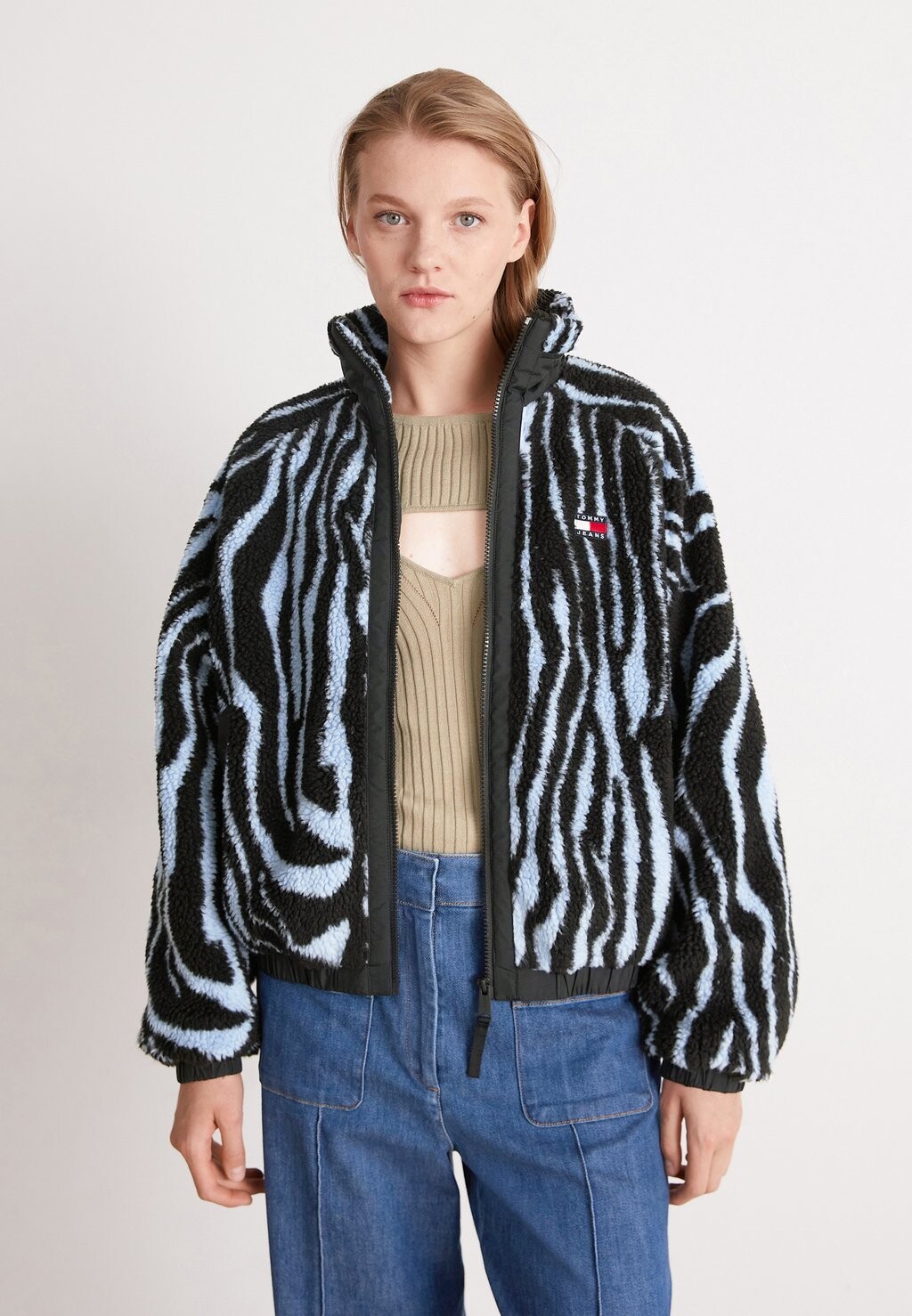 

Легкая куртка Tommy Jeans