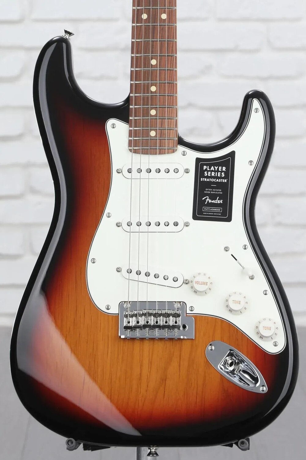 

Fender Player Stratocaster — 3-Tone Sunburst с накладкой из Pau Ferro