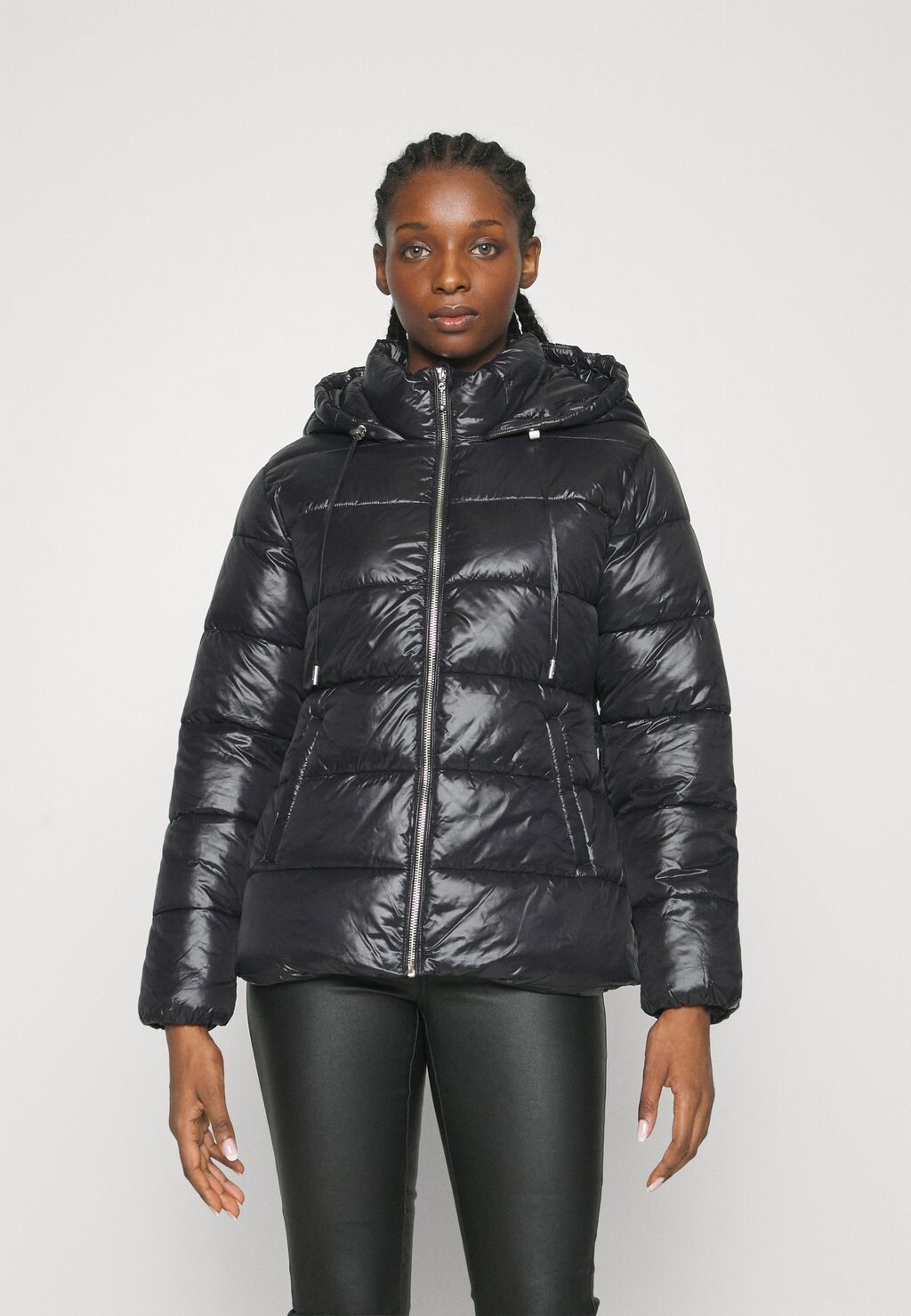 

Зимняя куртка ONLY Petite ONLSCARLETT QULTED BELTED JACKET, черный