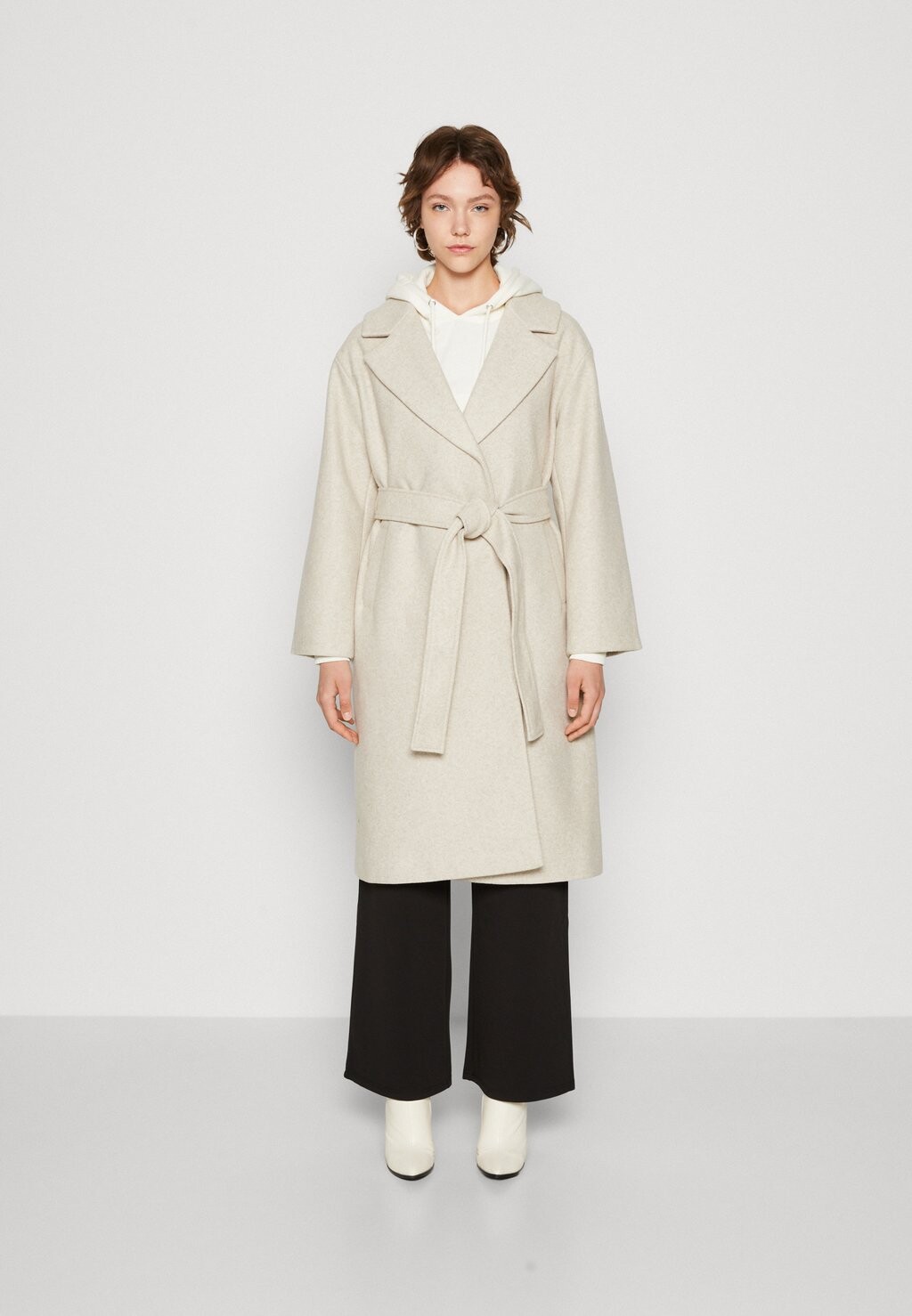 

Классическое пальто ДЛИННОЕ ПАЛЬТО С ПОЯСОМ Gina Tricot, бежевый
