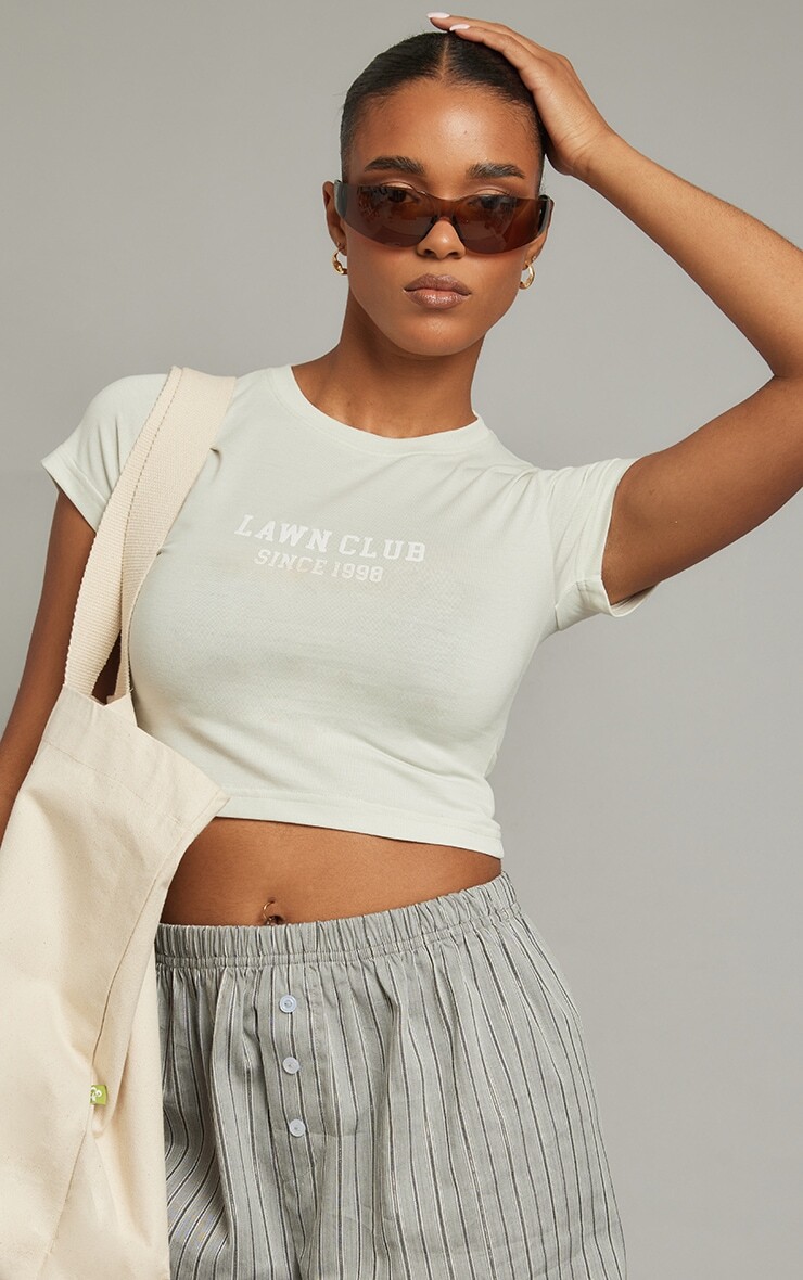 

PrettyLittleThing Серая укороченная футболка с принтом Lawn Club, Серый