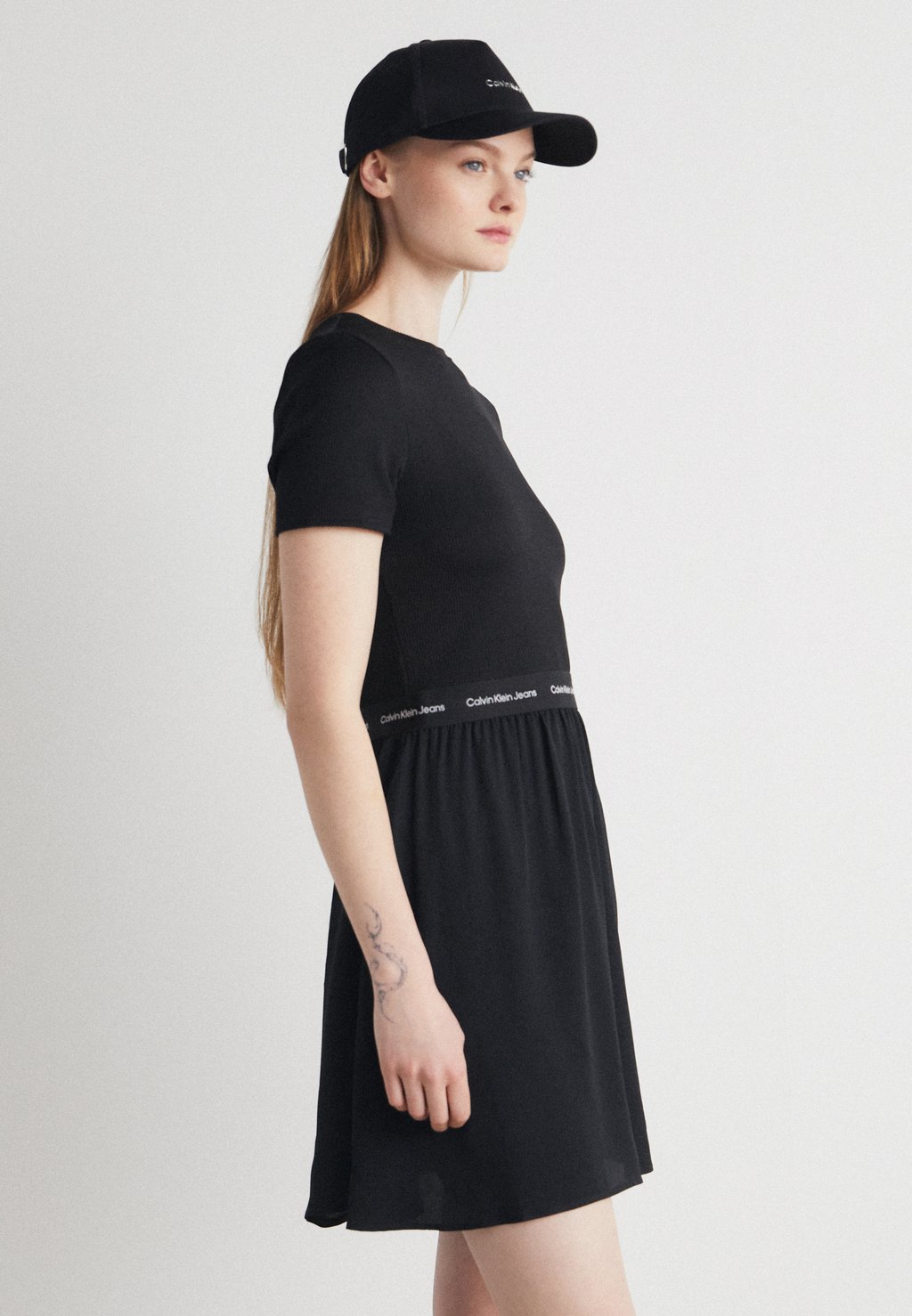 Дневное платье LOGO ELASTIC SHORT SLEEVE DRESS Calvin Klein Jeans, цвет black платье из джерси logo elastic dress calvin klein jeans plus цвет black