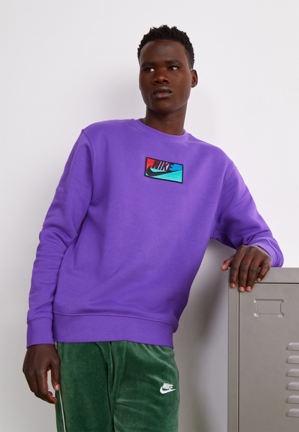 

Толстовка Nike CLUB CREW PATCH, фиолетовый космос