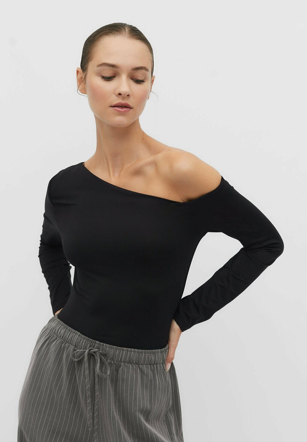 

Футболка с длинным рукавом Stradivarius, черная, Черный