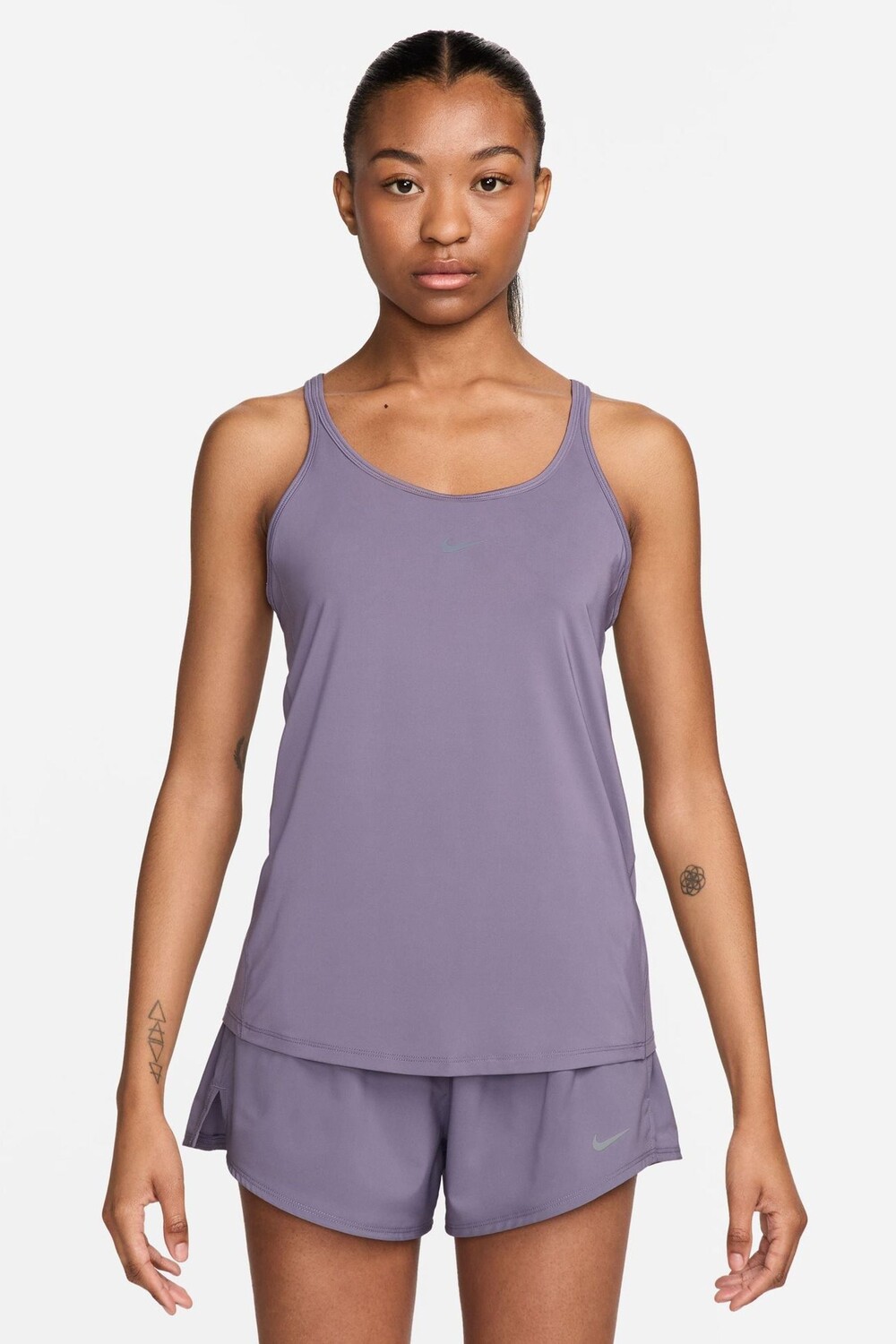 

Одна классическая майка dri fit с бретелями Nike, фиолетовый