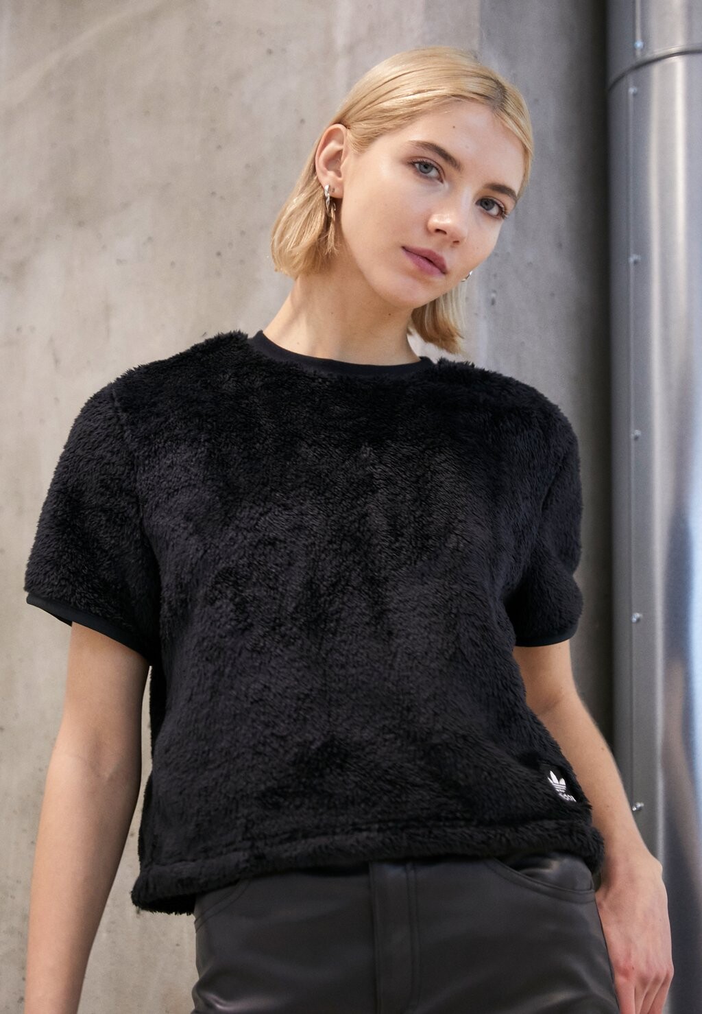 

Футболка с принтом adidas Originals, черный