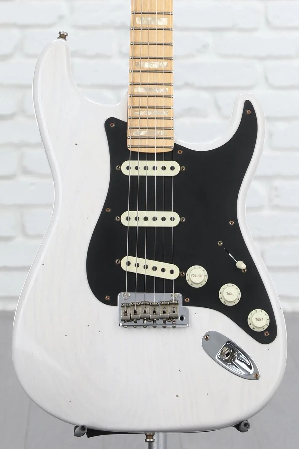 

Fender Custom Shop Custom Strat Journeyman Relic с обратной головкой грифа — Aged White Blonde