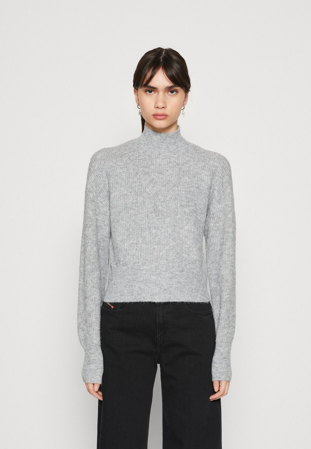

Свитшот Noisy May NMNELLA HIGH NECK CROP, цвет medium grey melange