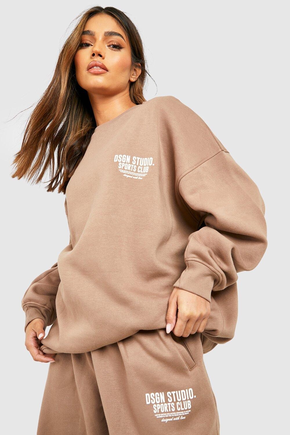 

Свитшот оверсайз с лозганом sports club Boohoo, серо-коричневый