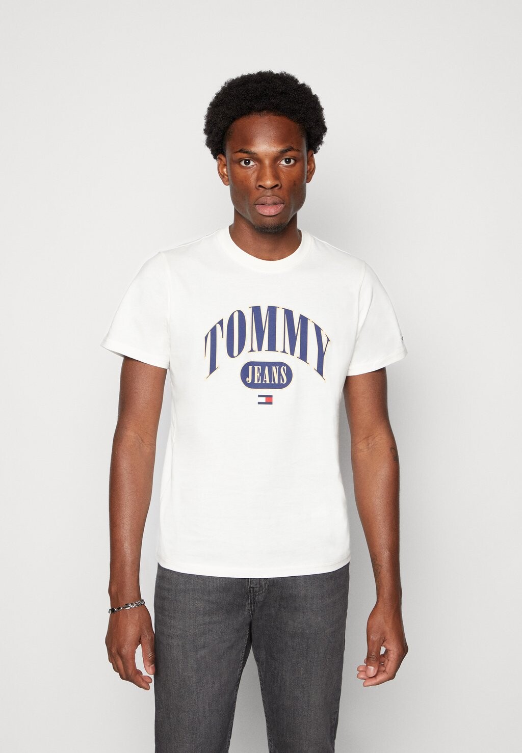 

Футболка с принтом Tommy Jeans, молочный