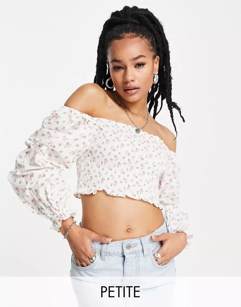 

Белый укороченный топ со сборками и вырезом с открытыми плечами Topshop