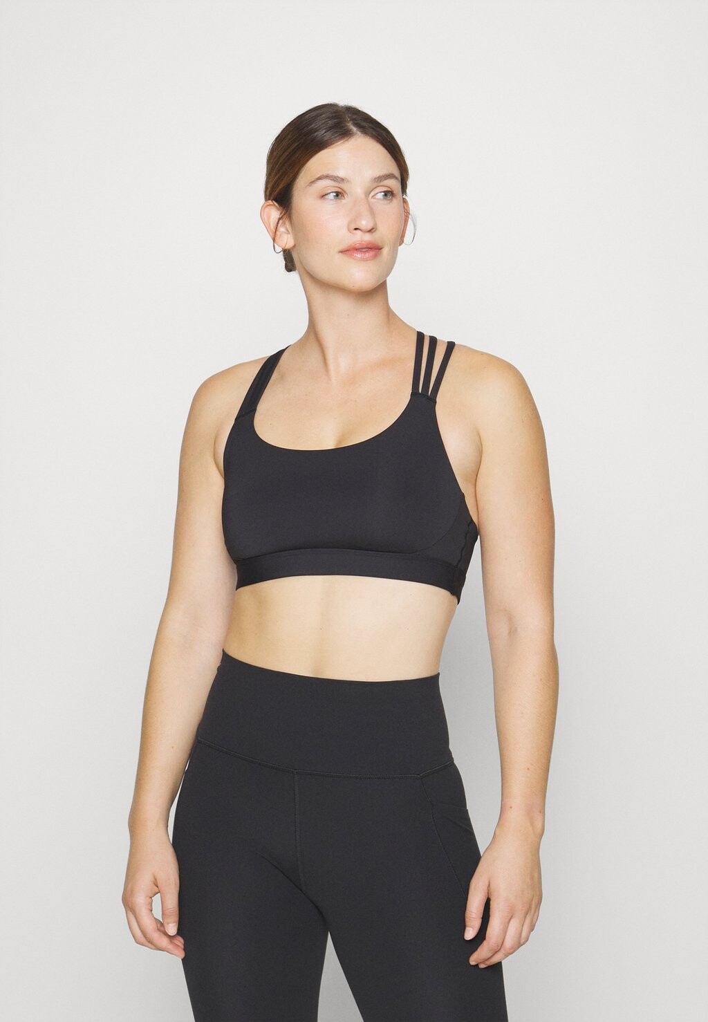 

Спортивный бюстгальтер с легкой поддержкой. Athleta, черный