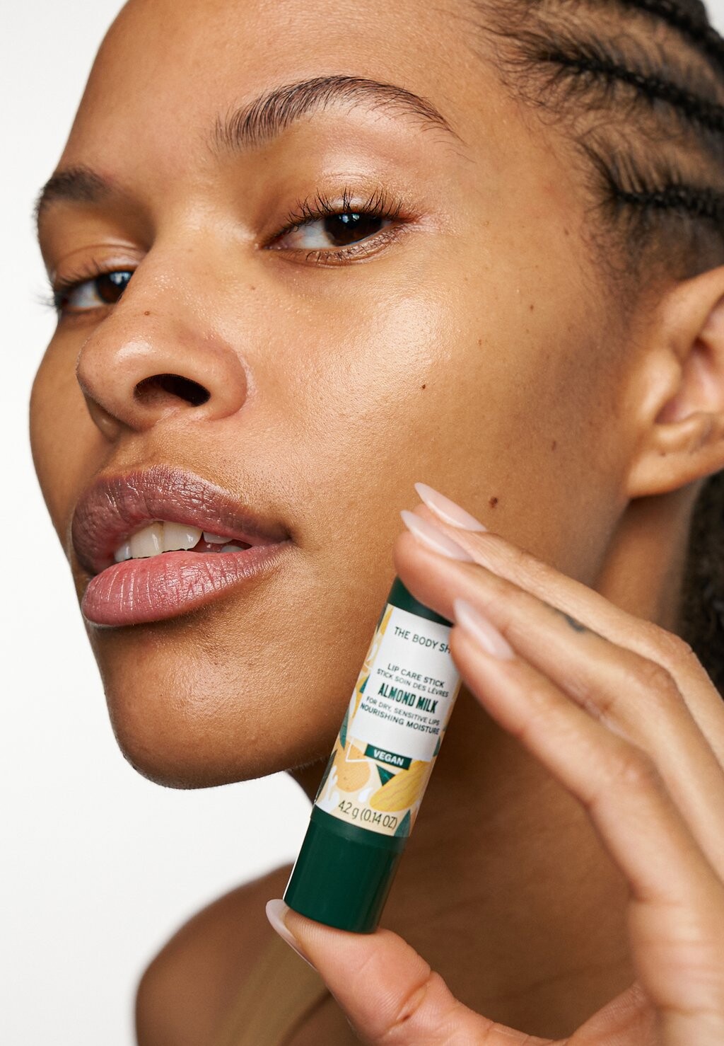 

Бальзам для губ LIP CARE STICK The Body Shop, цвет almond milk
