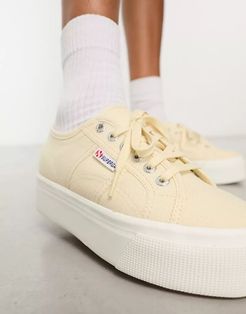 Бежевые кроссовки на плоской платформе Superga 2790