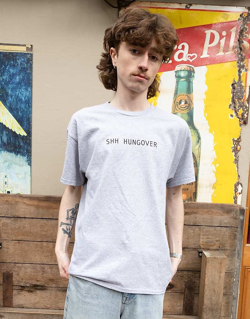

Серая футболка унисекс с надписью "SSH Hangover" Batch1