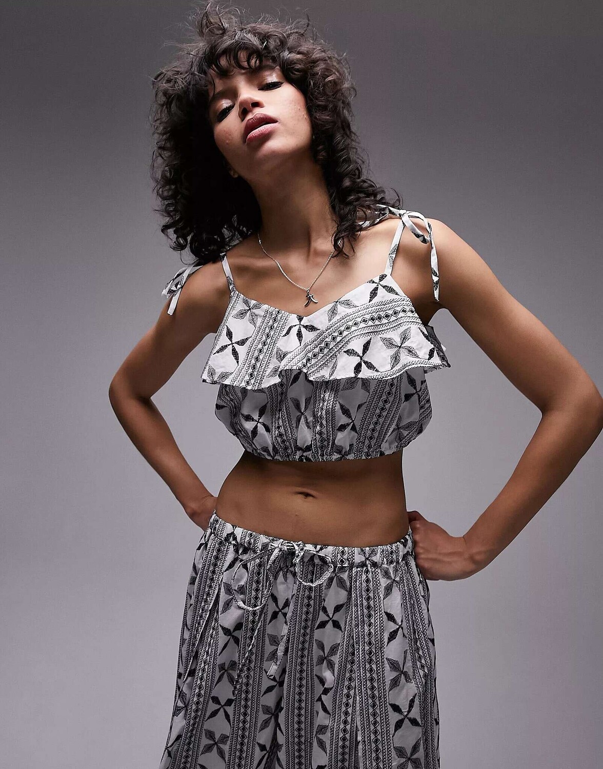 

Монохромная пляжная майка Topshop с вышивкой и кисточками